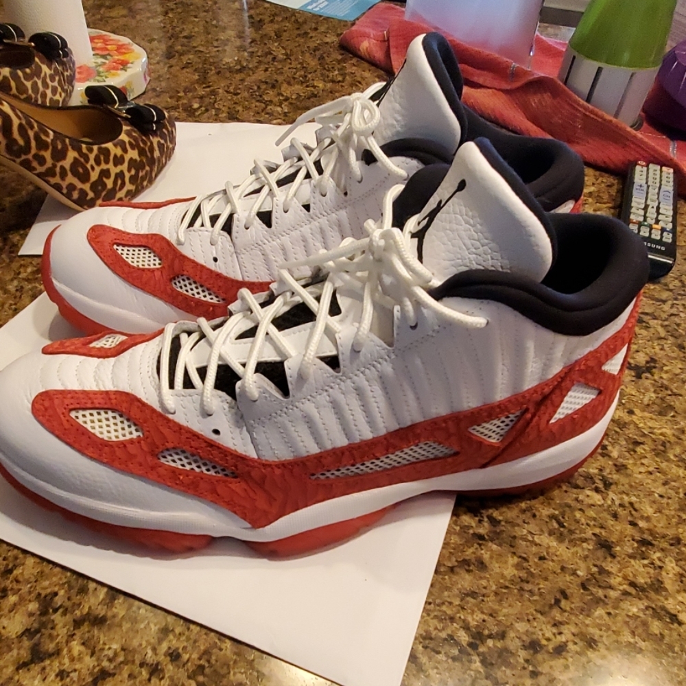 Air Jordan 11 Retro Low "gym red" mens size 13